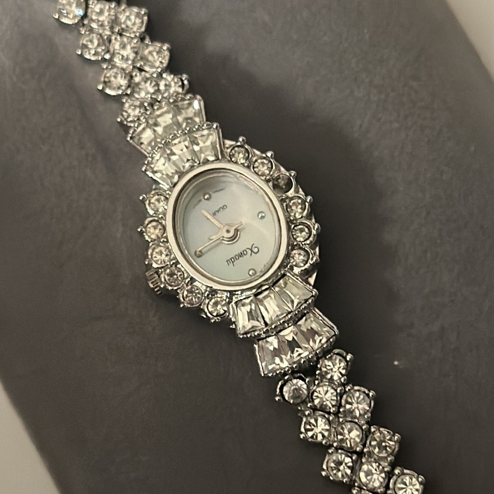 Chrystal and stainless watch that is working